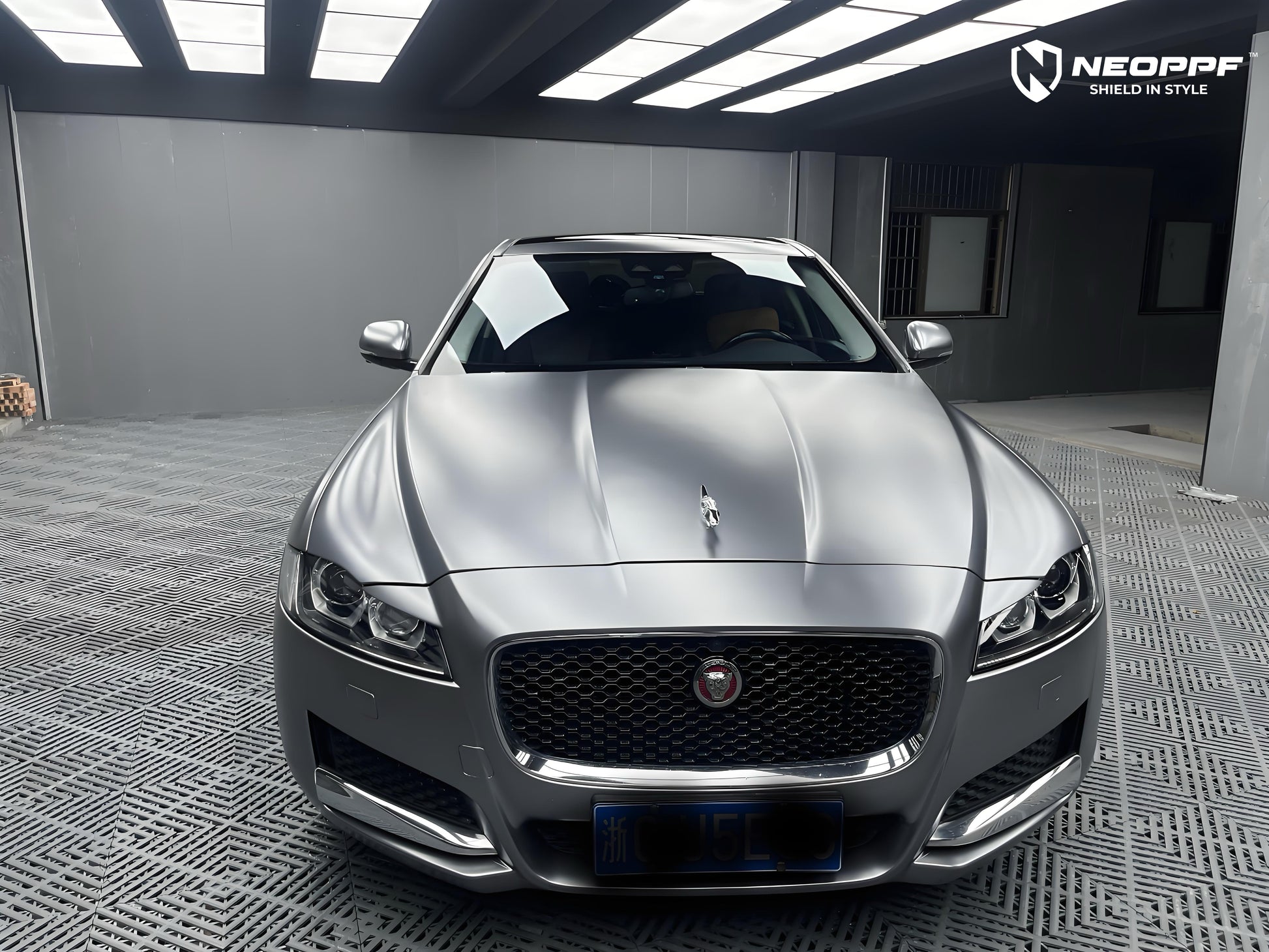 4022 - Liquid Metallic Titanium Gray